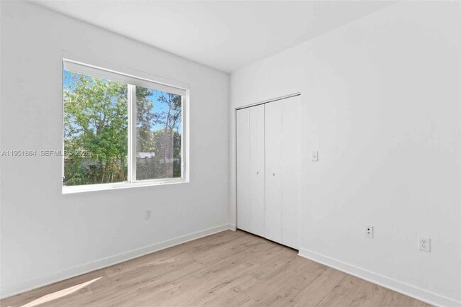 Building Photo - 170 NW 158 St #8 Miami, FL 33169