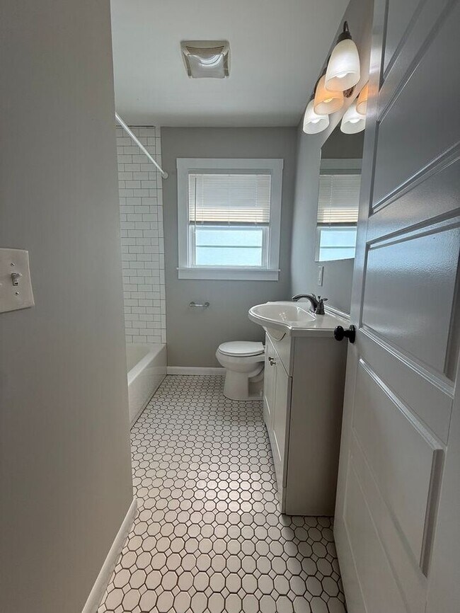 Building Photo - 3 Bedroom in East Nashville!