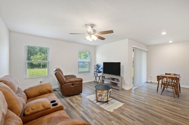 Building Photo - Charming 4-Bed Home in Quiet DeFuniak Springs Neighborhood!