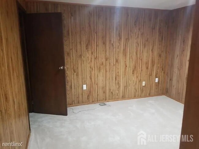 Building Photo - 804 Maple Hill Dr