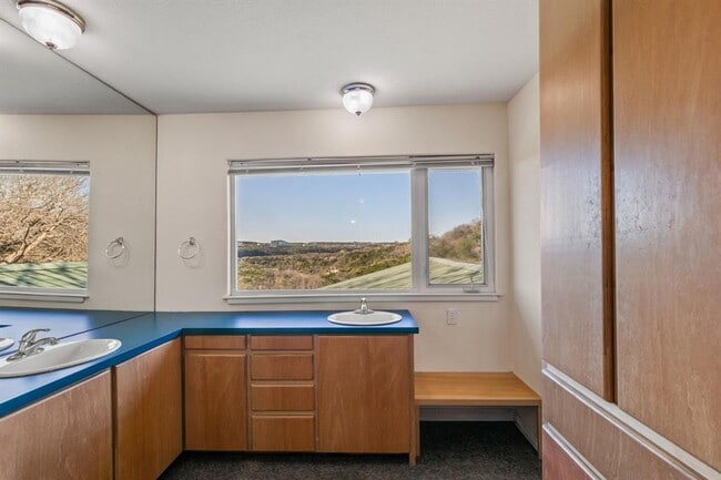 Building Photo - 3309 Westhill Dr