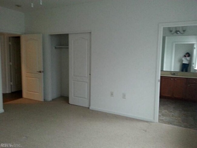 Building Photo - Ridgely Manor Condo