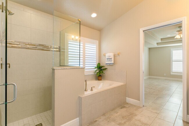 Building Photo - Luxury Living At An Affordable Price