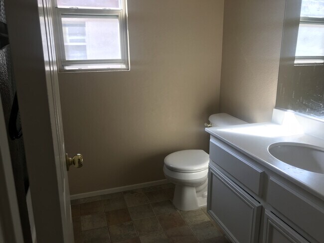 Building Photo - ***Move in Special $1000*** Oceanside Great Location 3 Bedroom Home!