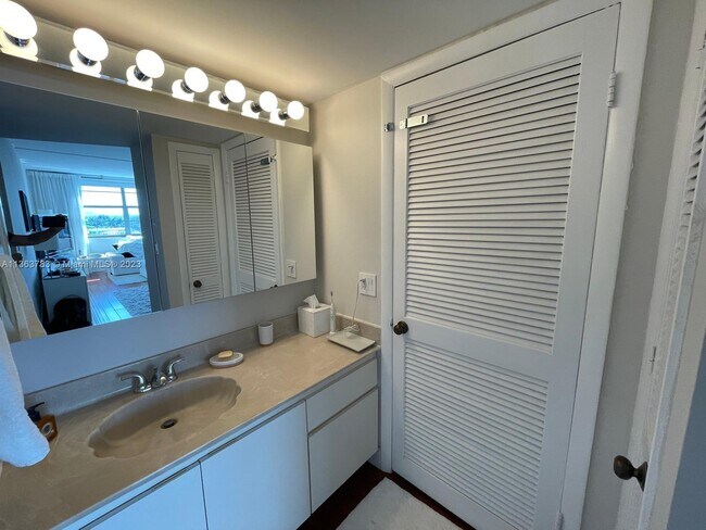 Building Photo - 10000 W Bay Harbor Dr