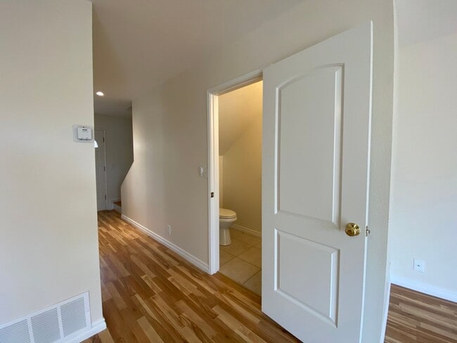 Building Photo - Bright and Spacious 2 Bed/1.5 Bath South O...
