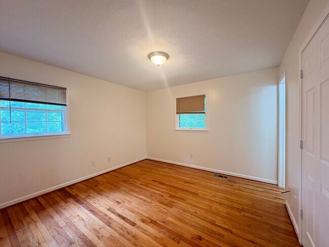 Building Photo - 1112 Ridge Dr