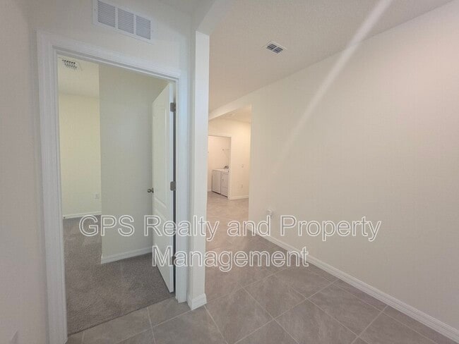 Building Photo - 33409 Country House Dr