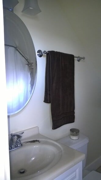 Building Photo - 1094 Woodbury Ave