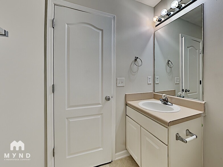 Building Photo - 525 Vickers Ln