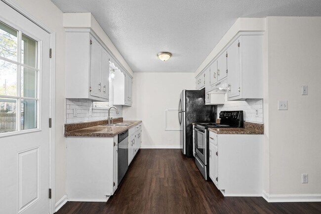 Building Photo - 3 Bedroom Pet Friendly Home For Rent!