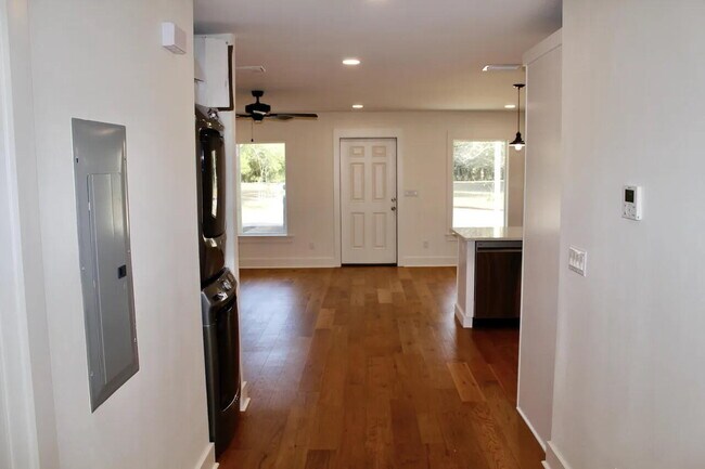 Building Photo - 54 Davis St