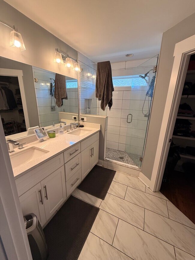 Building Photo - Beautiful rental in great location!