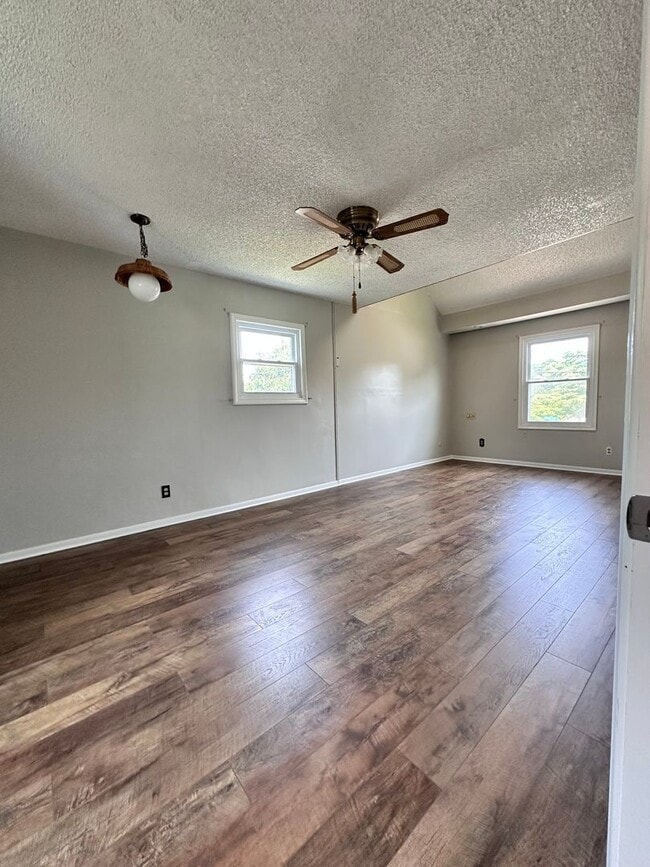 Building Photo - Pembroke Manor-4 bedroom 2.5 bath Single f...