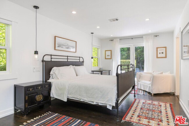 Building Photo - 3954 Redwood Ave