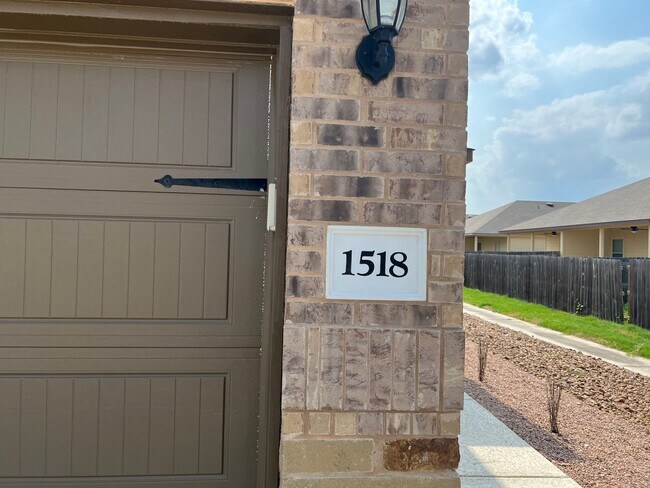 Building Photo - Luxury 3/2 Duplex in Seguin, Texas