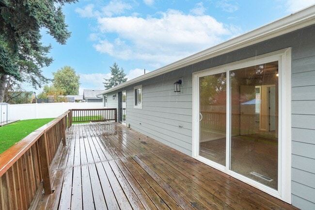 Building Photo - Living & Family Room! Freshly updated!