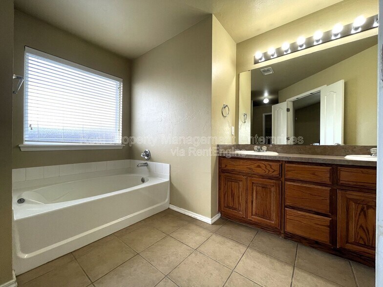 Building Photo - 18212 Viento Dr