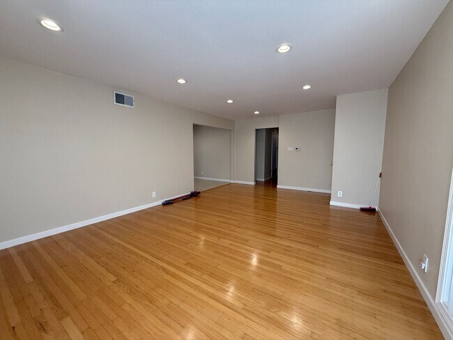 Building Photo - Updated single-level home located in the highly sought-after Killarney Farms neighborhood of Sant...