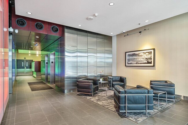 Building Photo - Stylish, south-facing 1-bdrm/1-bath loft in the Pearl—Deeded parking & storage