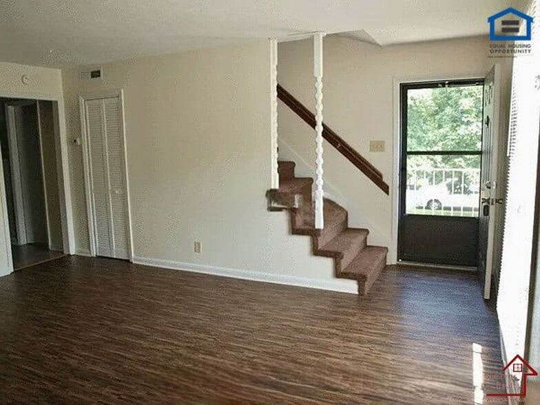 Building Photo - 404 Oriole Dr