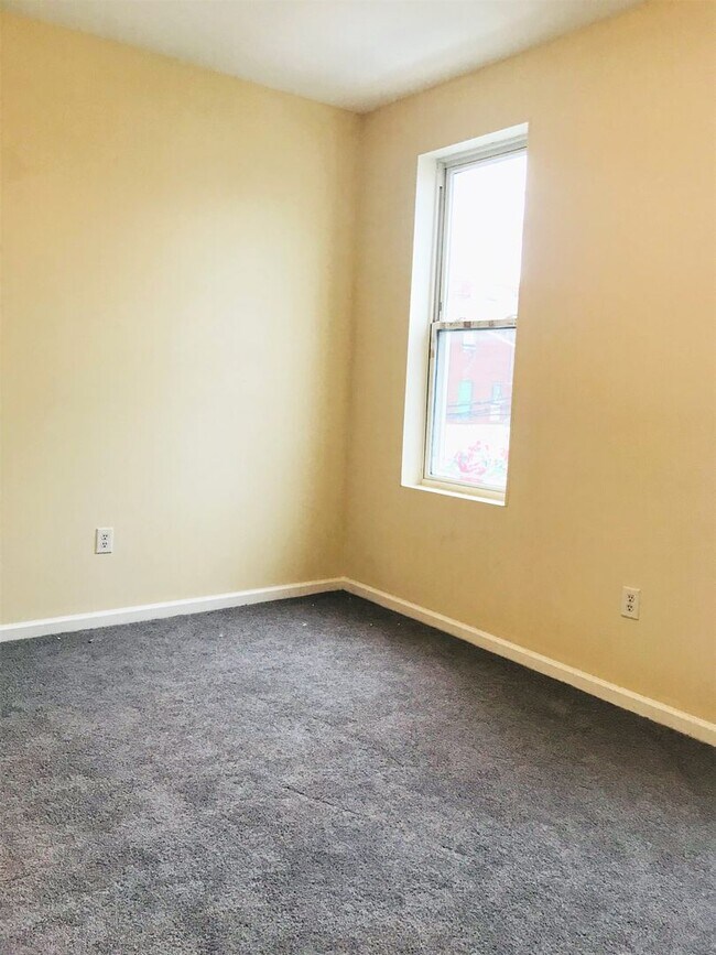 Building Photo - Gorgeous 6-Bedroom Townhouse One Block fro...