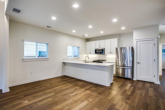 Building Photo - 6800 Menchaca Rd