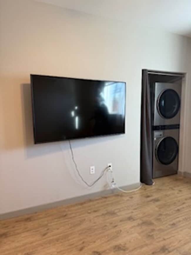 Building Photo - Midtown Cutie