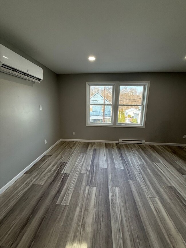 Building Photo - 1136 S Main St