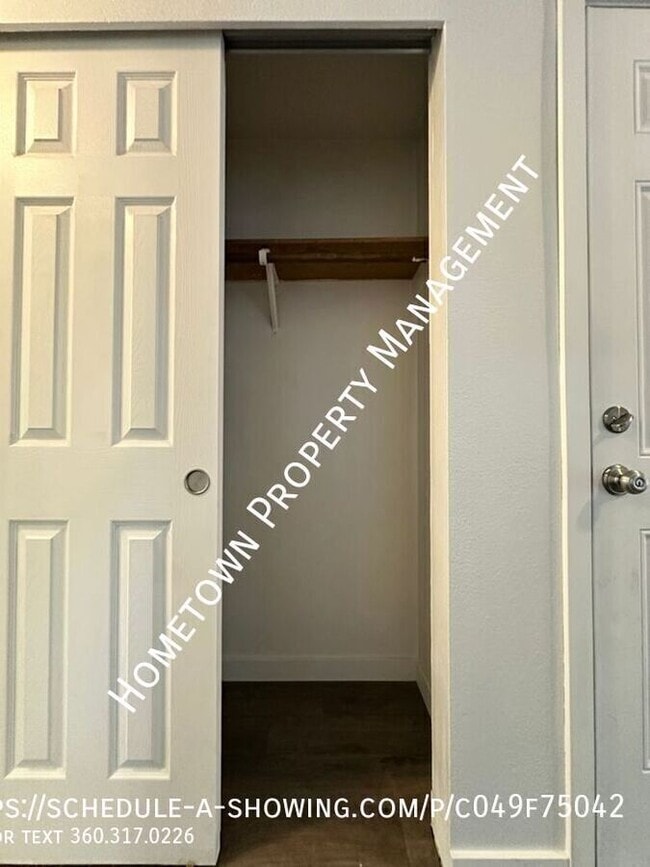 Building Photo - 1310 Goldenrod Dr SE