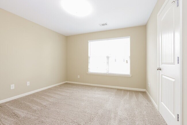 Building Photo - 496 Hill Crest Cir