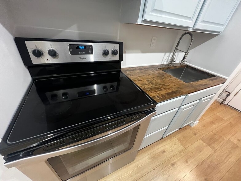 Building Photo - 25 Spruce St