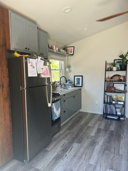 Building Photo - 1417 E 8th St