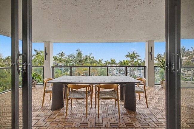Building Photo - 2575 S Bayshore Dr