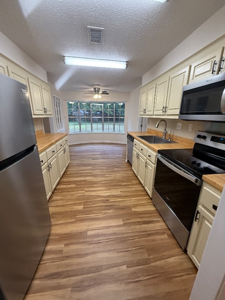 Building Photo - 216 Clower Ave