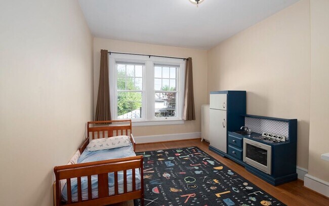 Building Photo - Spacious 3 Bedroom Duplex