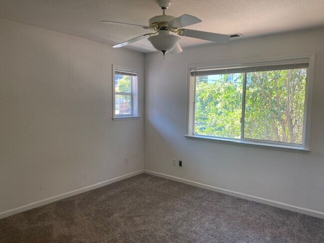 Building Photo - Roomy 3 Bedroom 2 Bathroom Home Walk to Do...