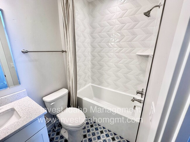 Building Photo - $500 move-in credit! Luxury Gated Townhome...
