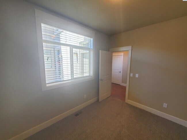 Building Photo - Columbia Point condo for rent