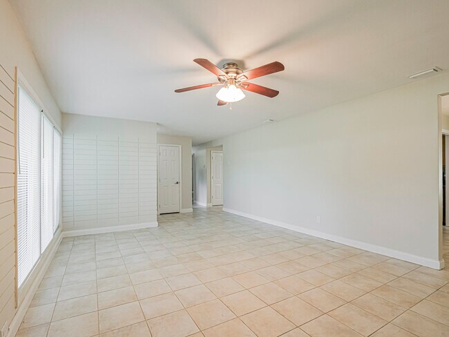 Building Photo - 855 28th Ave