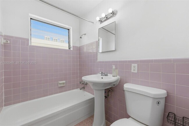 Building Photo - 126 SW 18th Ave