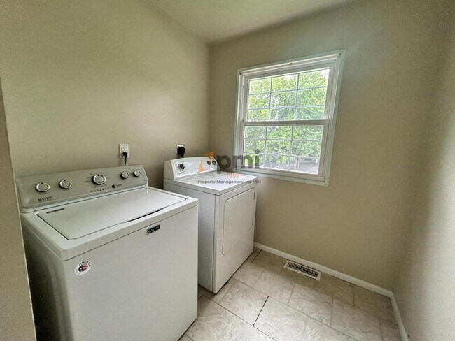 Building Photo - 385 Briarwood Dr