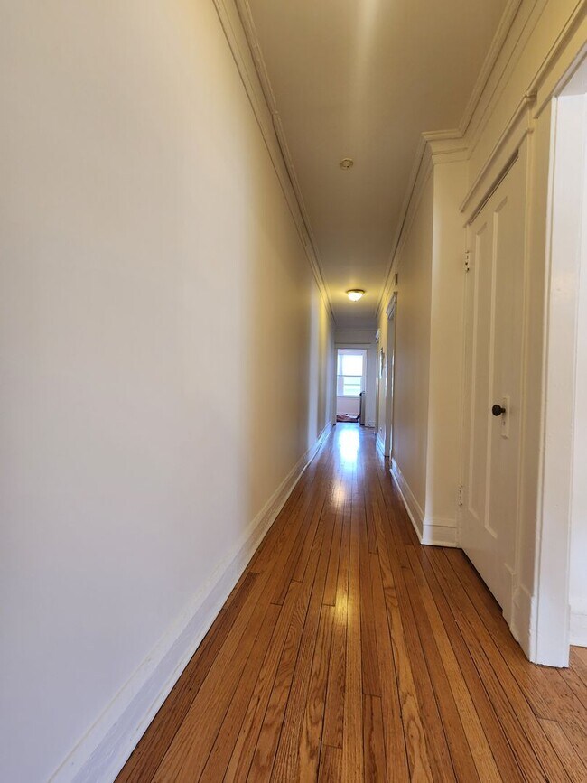 Building Photo - 3348-1 W Sunnyside 1bed/1bath