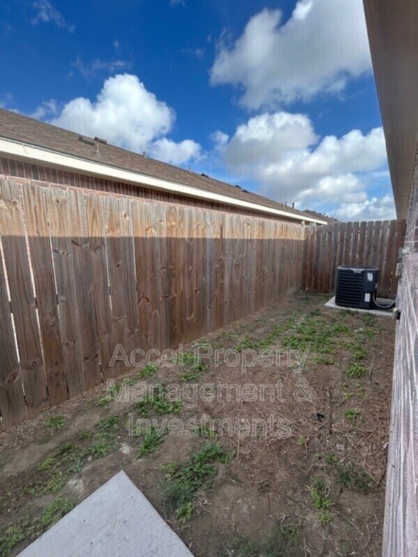 Building Photo - 1008 W La Pointe Ave