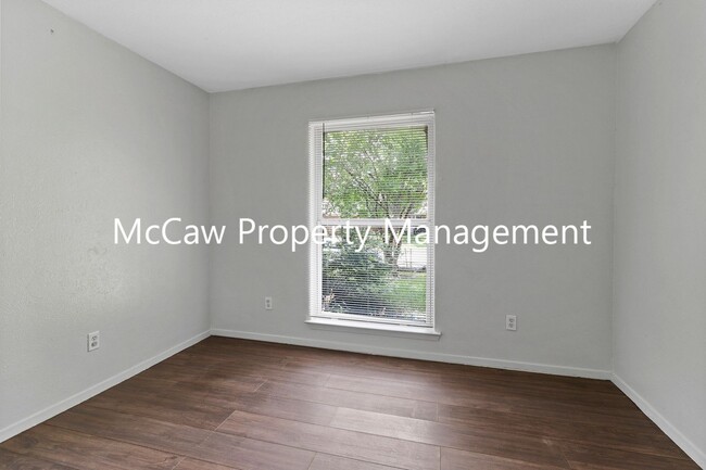 Building Photo - Coming Soon! Fantastic 2/1 Duplex in Mesqu...