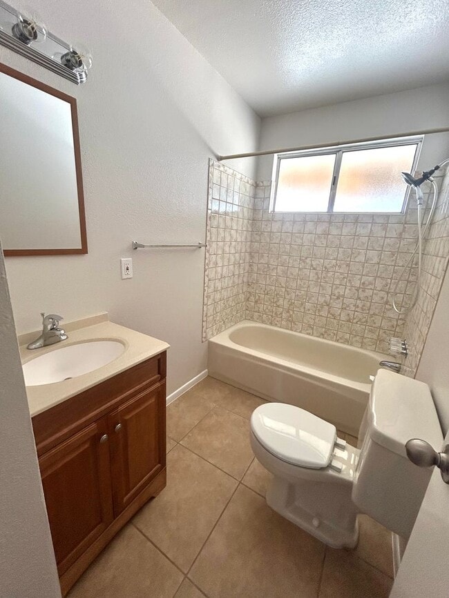 Building Photo - 3 Bedroom/ 2 Bathroom