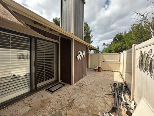 Building Photo - Stunning END-UNIT 3-bedroom condominium located in Agoura Hills