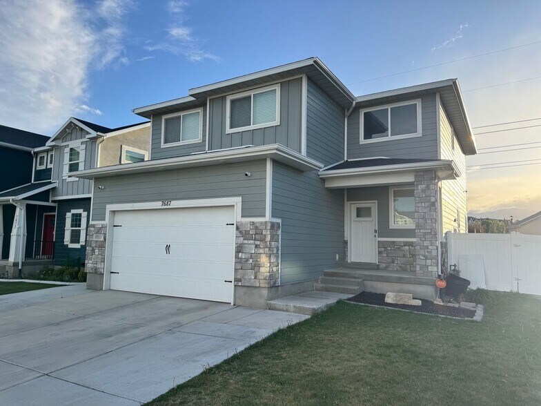 Building Photo - 7687 N Kings Canyon Rd