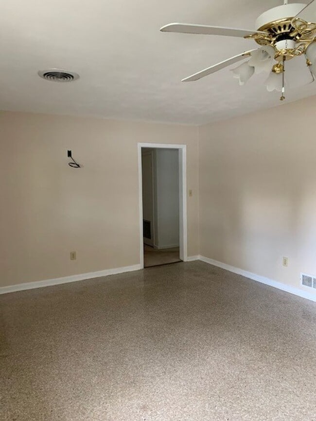 Building Photo - 4/3 Home in Heart of Umatilla!