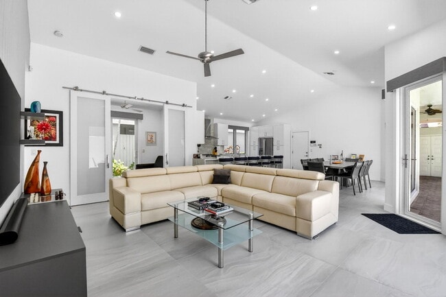 Building Photo - 5063 Ventura Dr